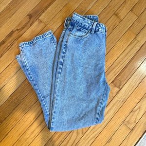 LIGHT WASH STRAIGHT LEG JEANS